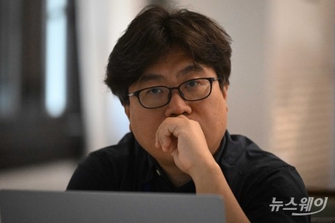 'Penetrium 항암 효과' 발표 경청하는 진근우 현대바이오 대표