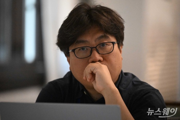 진근우 현대바이오 대표가 21일 오전 서울 중구 정동1928 아트센터에서 열린 페니트리움 연구결과 발표회에 참석해 김수정 현대ADM바이오 연구소장의 '췌장암 환자 유래 암 오가노이드/CAF 공배양 시스템 Penetrium 항암 효과' 주제 발표를 경청하고 있다. 사진=강민석 기자 kms@newsway.co.kr