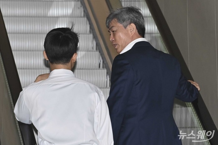 김건희 여사의 최측근이자 삼부토건 주가조작 사건에 연루된 이종호 전 블랙펄인베스트 대표가 21일 오전 서울 종로구 KT 광화문빌딩 WEST에 마련된 김건희 특검팀(민중기 특별검사) 사무실에 피의자 신분으로 조사 받기 위해 출석하고 있다. 사진=강민석 기자 kms@newsway.co.kr