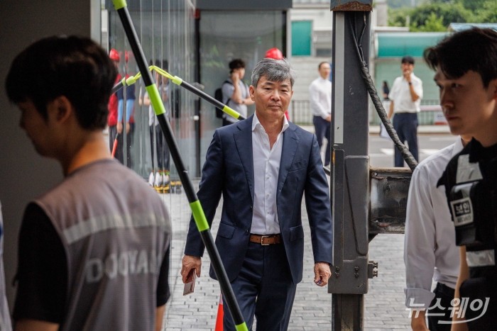 김건희 여사의 최측근이자 삼부토건 주가조작 사건에 연루된 이종호 전 블랙펄인베스트 대표가 21일 오전 서울 종로구 KT 광화문빌딩 WEST에 마련된 김건희 특검팀(민중기 특별검사) 사무실에 피의자 신분으로 조사 받기 위해 출석하고 있다. 사진=강민석 기자 kms@newsway.co.kr