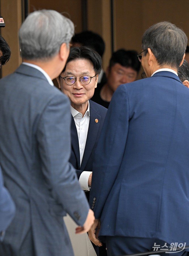 김정관 산업통상자원부 장관이 21일 오전 서울 중구 대한상공회의소에서 열린 '경제단체 및 업계와의 대미 통상 긴급점검회의'에서 모두발언을 하고 있다. 사진=이수길 기자 Leo2004@newsway.co.kr