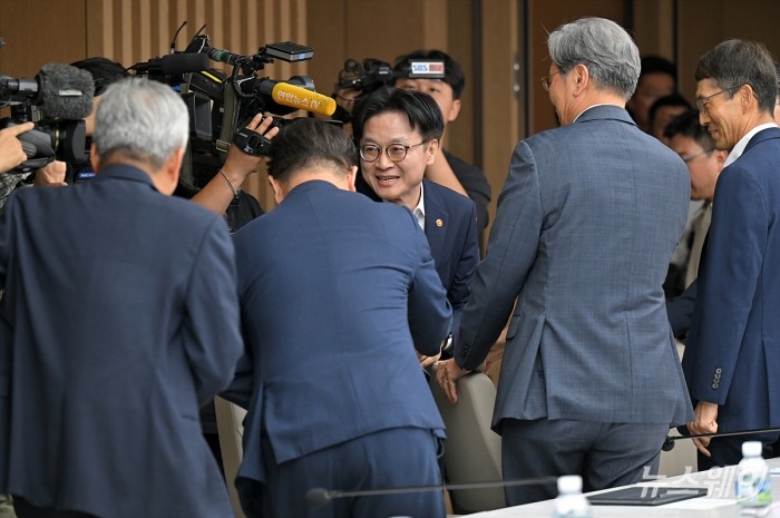 김정관 산업통상자원부 장관이 21일 오전 서울 중구 대한상공회의소에서 열린 '경제단체 및 업계와의 대미 통상 긴급점검회의'에서 참석자들과 인사하고 있다. 사진=이수길 기자 Leo2004@newsway.co.kr