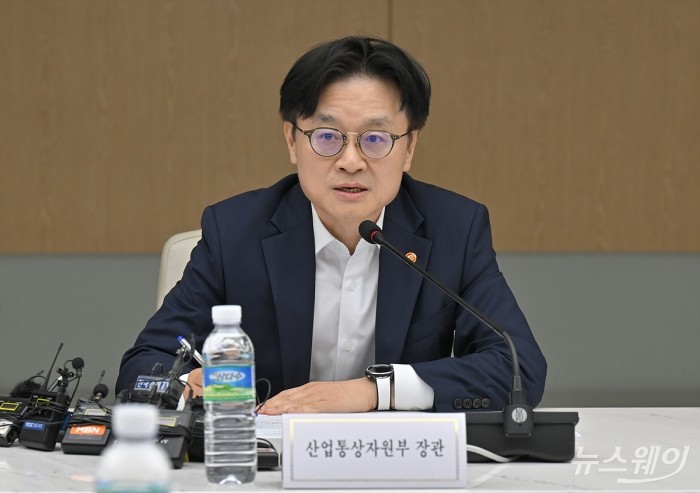 김정관 산업통상자원부 장관이 21일 오전 서울 중구 대한상공회의소에서 열린 '경제단체 및 업계와의 대미 통상 긴급점검회의'에서 모두발언을 하고 있다. 사진=이수길 기자 Leo2004@newsway.co.kr