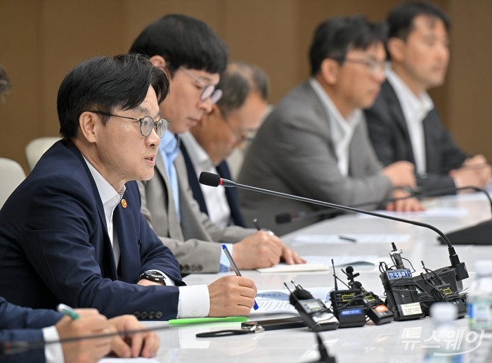 김정관 산업통상자원부 장관이 21일 오전 서울 중구 대한상공회의소에서 열린 '경제단체 및 업계와의 대미 통상 긴급점검회의'에서 모두발언을 하고 있다. 사진=이수길 기자 Leo2004@newsway.co.kr