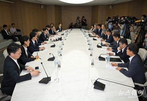 김정관 산자부 장관, '한미 상호관세 부과' 주요 경제 단체 및 업계 긴급점검회의