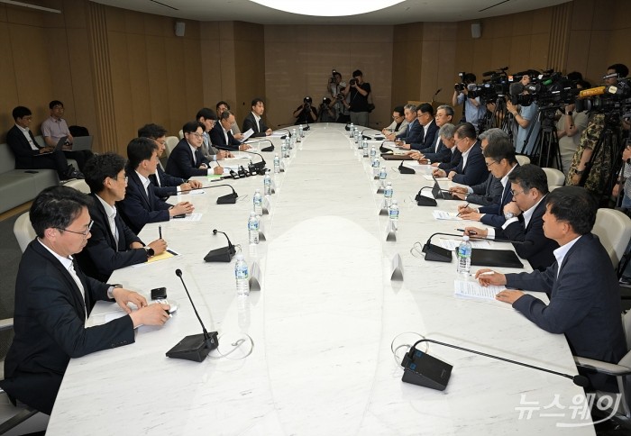 김정관 산업통상자원부 장관이 21일 오전 서울 중구 대한상공회의소에서 열린 '경제단체 및 업계와의 대미 통상 긴급점검회의'에서 모두발언을 하고 있다. 사진=이수길 기자 Leo2004@newsway.co.kr