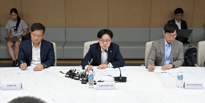 김정관 산업통상자원부 장관이 21일 오전 서울 중구 대한상공회의소에서 열린 '경제단체 및 업계와의 대미 통상 긴급점검회의'에서 모두발언을 하고 있다. 사진=이수길 기자 Leo2004@newsway.co.kr