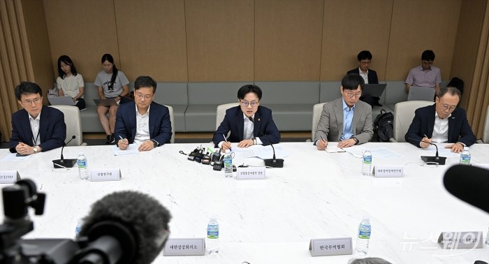 김정관 산업통상자원부 장관이 21일 오전 서울 중구 대한상공회의소에서 열린 '경제단체 및 업계와의 대미 통상 긴급점검회의'에서 모두발언을 하고 있다. 사진=이수길 기자 Leo2004@newsway.co.kr