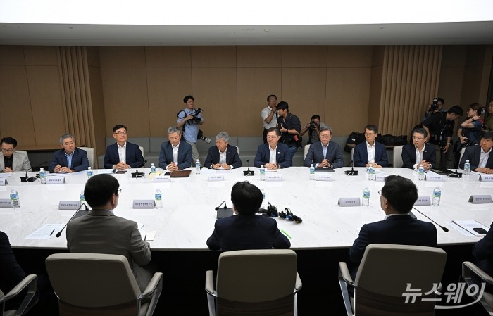 김정관 산업통상자원부 장관이 21일 오전 서울 중구 대한상공회의소에서 열린 '경제단체 및 업계와의 대미 통상 긴급점검회의'에서 모두발언을 하고 있다. 사진=이수길 기자 Leo2004@newsway.co.kr
