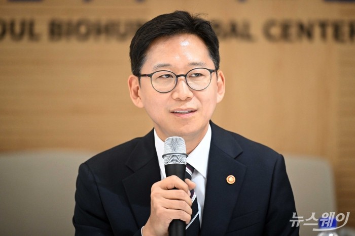 배경훈 과학기술정보통신부 장관이 21일 오후 서울 동대문구 바이오허브에서 열린 AI 바이오 육성을 위한 현장 간담회에서 모두발언을 하고 있다. 사진=강민석 기자 kms@newsway.co.kr