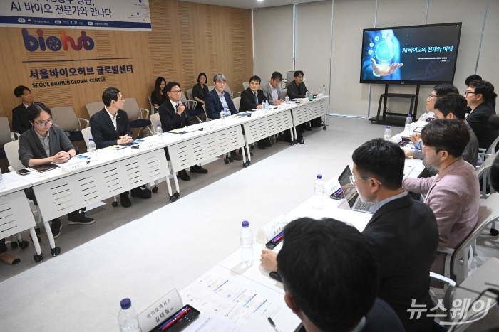 배경훈 과학기술정보통신부 장관이 21일 오후 서울 동대문구 바이오허브에서 열린 AI 바이오 육성을 위한 현장 간담회에서 모두발언을 하고 있다. 사진=강민석 기자 kms@newsway.co.kr