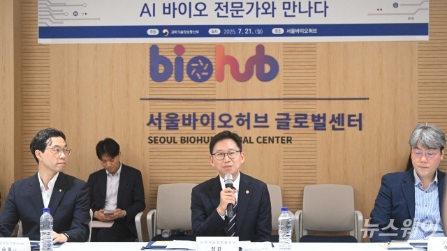 취임 후 첫 현장 행보 나선 배경훈 과기부 장관···"AI 바이오 국가전략 의지 표명"
