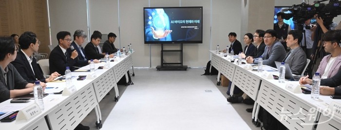 (왼쪽 세 번째)배경훈 과학기술정보통신부 장관이 21일 오후 서울 동대문구 바이오허브에서 열린 AI 바이오 육성을 위한 현장 간담회에서 모두발언을 하고 있다. 사진=강민석 기자 kms@newsway.co.kr