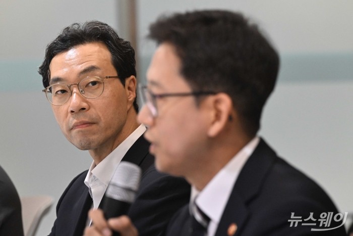 지승욱 한국생명공학연구원 소장이 21일 오후 서울 동대문구 바이오허브에서 열린 AI 바이오 육성을 위한 현장 간담회에서 배경훈 과학기술정보통신부 장관의 모두발언을 경청하고 있다. 사진=강민석 기자 kms@newsway.co.kr