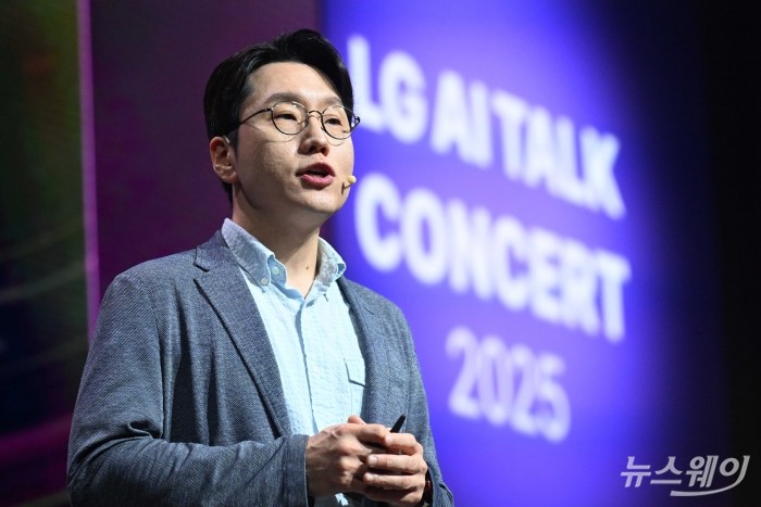 임우형 LG AI연구원 신임 공동 연구원장이 22일 오전 서울 강서구 마곡LG사이언스파크에서 열린 'LG AI 토크 콘서트 2025'에서 '엑사원 4.0'을 비롯한 AI 기술 연구 개발 성과 및 향후 계획 등을 발표하고 있다. 사진=강민석 기자 kms@newsway.co.kr