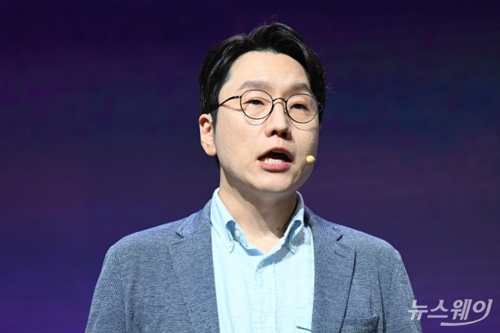 임우형 LG AI연구원 신임 공동 연구원장이 22일 오전 서울 강서구 마곡LG사이언스파크에서 열린 'LG AI 토크 콘서트 2025'에서 '엑사원 4.0'을 비롯한 AI 기술 연구 개발 성과 및 향후 계획 등을 발표하고 있다. 사진=강민석 기자 kms@newsway.co.kr