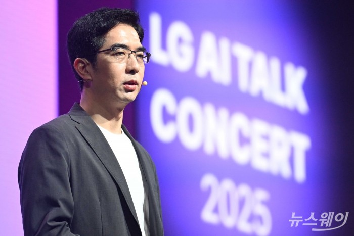이홍락 LG AI연구원 신임 공동 연구원장이 22일 오전 서울 강서구 마곡LG사이언스파크에서 열린 'LG AI 토크 콘서트 2025'에서 '엑사원 4.0'을 비롯한 AI 기술 연구 개발 성과 및 향후 계획 등을 발표하고 있다. 사진=강민석 기자 kms@newsway.co.kr