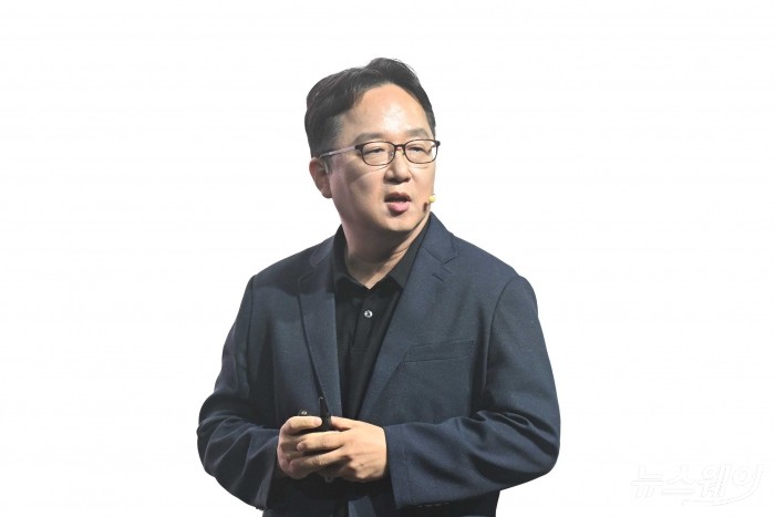 최정규 LG AI연구원 AI에이전트 그룹장 겸 언어랩장이 22일 오전 서울 강서구 마곡LG사이언스파크에서 열린 'LG AI 토크 콘서트 2025'에서 '엑사원 4.0'을 비롯한 AI 기술 연구 개발 성과 및 향후 계획 등을 발표하고 있다. 사진=강민석 기자 kms@newsway.co.kr