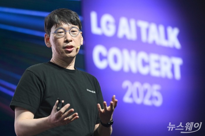 전병곤 프렌들리AI 대표가 22일 오전 서울 강서구 마곡LG사이언스파크에서 열린 'LG AI 토크 콘서트 2025'에서 '비즈니스를 위한 모델 엑사원 4.0' 주제로 발표하고 있다.사진=강민석 기자 kms@newsway.co.kr