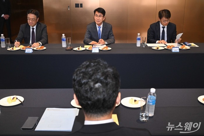 (중앙)김동욱 현대자동차 부사장이 22일 오후 경기 고양시 현대모터스튜디오에서 열린 APEC 및 CEM/MI 에너지장관회의의 성공적 개최를 위한 업무협약식에 모두발언을 하고 있다. 사진=강민석 기자 kms@newsway.co.kr