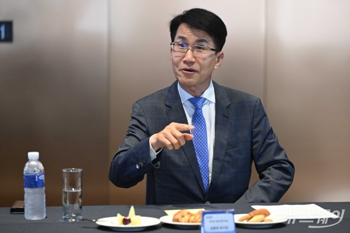 김동욱 현대자동차 부사장이 22일 오후 경기 고양시 현대모터스튜디오에서 열린 APEC 및 CEM/MI 에너지장관회의의 성공적 개최를 위한 업무협약식에 모두발언을 하고 있다. 사진=강민석 기자 kms@newsway.co.kr