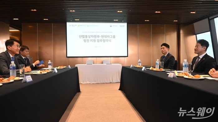 (왼쪽)김동욱 현대자동차 부사장이 22일 오후 경기 고양시 현대모터스튜디오에서 열린 APEC 및 CEM/MI 에너지장관회의의 성공적 개최를 위한 업무협약식에 모두발언을 하고 있다. 사진=강민석 기자 kms@newsway.co.kr