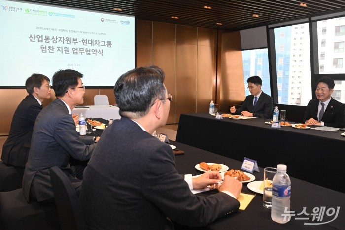 (오른쪽 첫 번째)이호현 산업통상자원부 2차관이 22일 오후 경기 고양시 현대모터스튜디오에서 열린 APEC 및 CEM/MI 에너지장관회의의 성공적 개최를 위한 업무협약식에서 모두발언을 하고 있다. 사진=강민석 기자 kms@newsway.co.kr