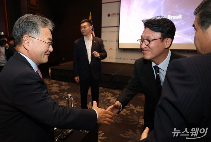 김민석 국무총리가 22일 오후 서울 영등포구 콘래드서울 호텔에서 주한미국상공회의소 (AMCHAN KOREA) 세미나에 참석, PT를 마친 후 조셉 윤 주한미국대사 대리(왼쪽)와 악수를 하고 있다. 사진=사진공동취재단