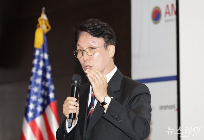 김민석 국무총리가 22일 오후 서울 영등포구 콘래드서울 호텔에서 주한미국상공회의소 (AMCHAN KOREA) 세미나에 참석해 PT를 하고 있다. 사진=사진공동취재단