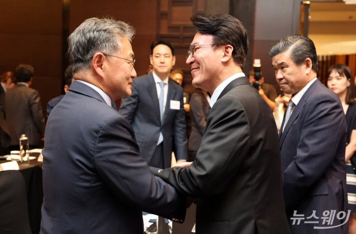김민석 국무총리(오른쪽)와 조셉 윤 주한 미국대사 대리가 22일 서울 여의도 콘래드서울 호텔에서 열린 주한미국상공회의소(AMCHAM KOREA) 세미나에서 이야기를 나누고 있다. 사진=사진공동취재단