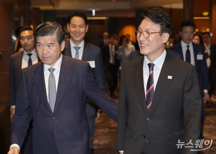김민석 국무총리가 22일 오후 서울 영등포구 콘래드서울 호텔에서 주한미국상공회의소 (AMCHAN KOREA) 세미나에 참석하기 위해 제임스 김 암참 회장의 안내를 받으며 회의장에 입장하고 있다. 사진=사진공동취재단