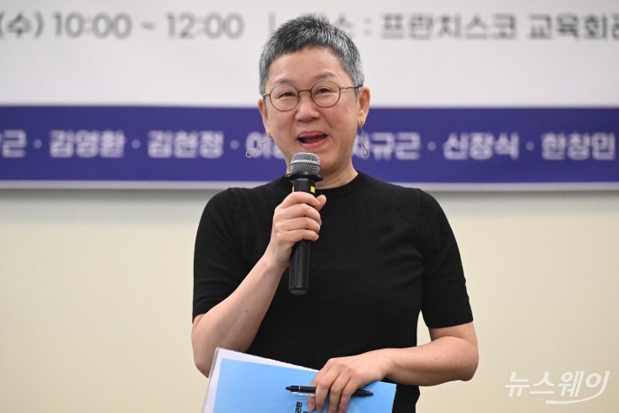 조혜경 금융경제연구소 소장이 23일 오전 서울 중구 프란치스코 교육회관에서 열린 금융감독체계 개편 관련 긴급 정책 토론회에서 인사말을 하고 있다. 사진=강민석 기자 kms@newsway.co.kr