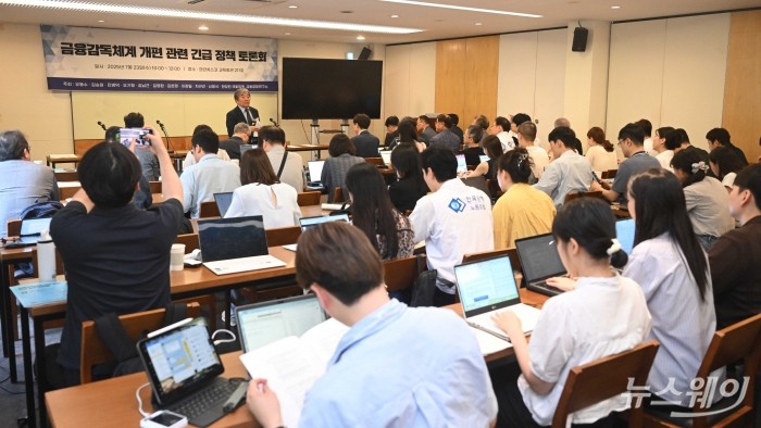 윤석헌 전 금융감독원장이 23일 오전 서울 중구 프란치스코 교육회관에서 열린 금융감독체계 개편 관련 긴급 정책 토론회에서 축사를 하고 있다. 사진=강민석 기자 kms@newsway.co.kr