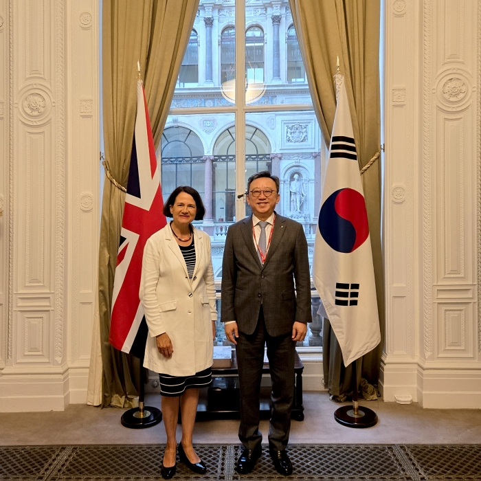 정상혁 신한은행장(오른쪽)이 지난 22일 (현지시간) 영국 런던 소재 영국 외무·영연방개발부 본청에서 캐서린 엘리자베스 웨스트 영국 외무·영연방개발부 아태지역 담당 차관과 면담 후 기념 촬영하고 있다. 사진=신한은행 제공