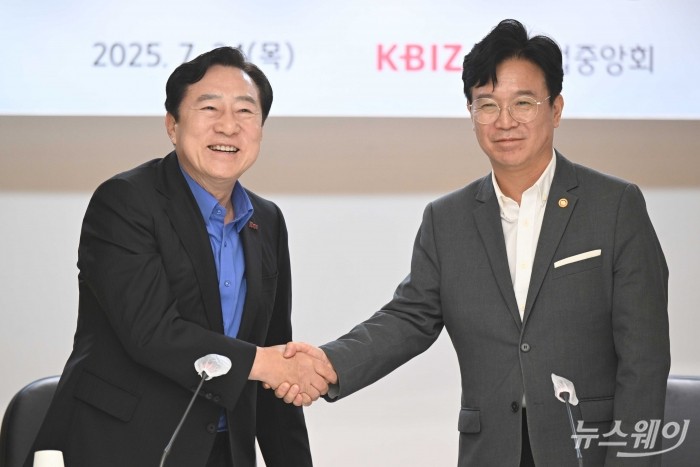 (오른쪽)김영훈 신임 고용노동부 장관이 24일 오전 서울 여의도 중소기업중앙회를 찾아 김기문 중소기업중앙회장과 악수를 하고 있다. 사진=강민석 기자 kms@newsway.co.kr