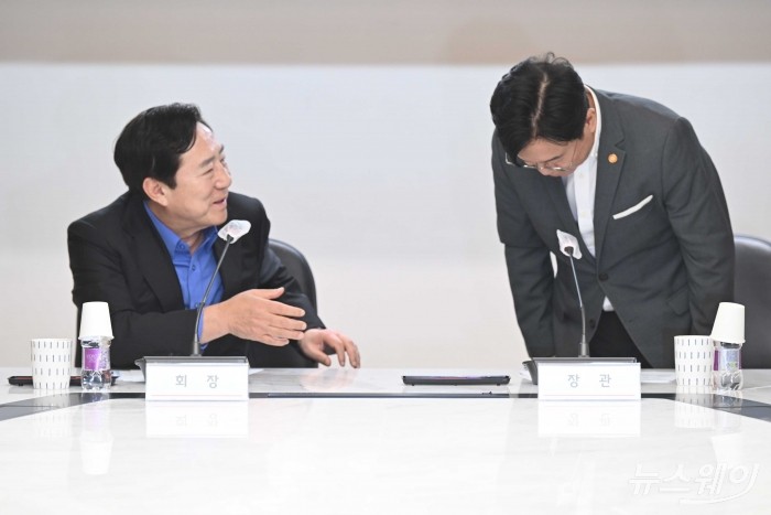 (오른쪽)김영훈 신임 고용노동부 장관이 24일 오전 서울 여의도 중소기업중앙회를 찾아 모두발언을 하기에 앞서 허리 숙여 인사를 하고 있다. (왼쪽)김기문 중소기업중앙회장. 사진=강민석 기자 kms@newsway.co.kr