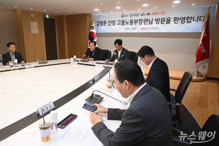 김기문 중소기업중앙회장이 24일 오전 서울 여의도 중소기업중앙회에서 열린 '김영훈 신임 고용노동부 장관 방문 환영식'에서 모두발언을 하고 있다. 사진=강민석 기자 kms@newsway.co.kr