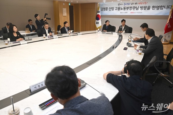 김영훈 신임 고용노동부 장관이 24일 오전 서울 여의도 중소기업중앙회를 찾아 모두발언을 하고 있다. 사진=강민석 기자 kms@newsway.co.kr