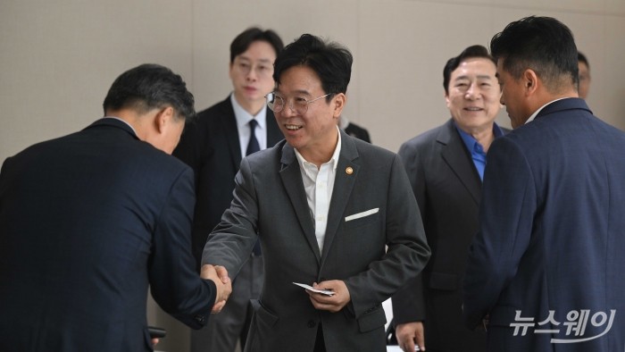 김영훈 신임 고용노동부 장관이 24일 오전 서울 여의도 중소기업중앙회를 찾아 참석자들과 악수를 하고 있다. 사진=강민석 기자 kms@newsway.co.kr