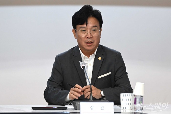 김영훈 신임 고용노동부 장관이 24일 오전 서울 여의도 중소기업중앙회를 찾아 모두발언을 하고 있다. 사진=강민석 기자 kms@newsway.co.kr