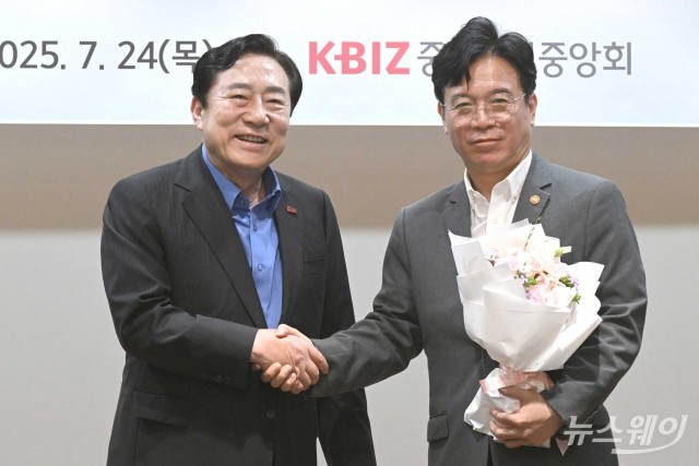 김영훈 신임 노동부 장관 내방한 김기문 중기중앙회장 "기업 부작용 최소화 정책 추진 요청"