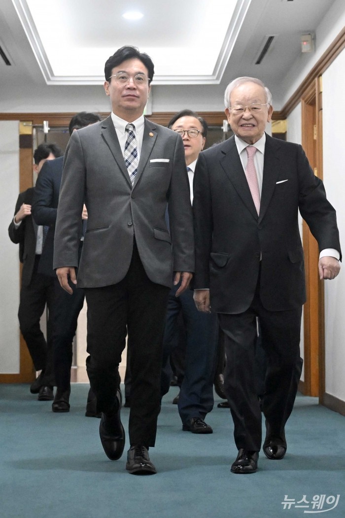 (왼쪽)김영훈 신임 고용노동부 장관이 24일 오전 서울 마포구 한국경영자총협회를 방문해 손경식 한국경영자총협회장과 면담을 갖기 위해 회장실로 향하고 있다. 사진=강민석 기자 kms@newsway.co.kr