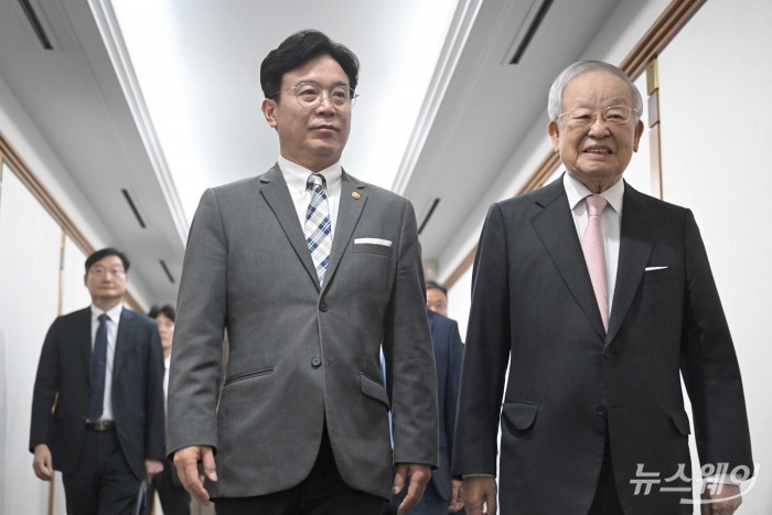 (왼쪽)김영훈 신임 고용노동부 장관이 24일 오전 서울 마포구 한국경영자총협회를 방문해 손경식 한국경영자총협회장과 면담을 갖기 위해 회장실로 향하고 있다. 사진=강민석 기자 kms@newsway.co.kr