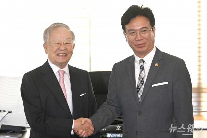 (오른쪽)김영훈 신임 고용노동부 장관이 24일 오전 서울 마포구 한국경영자총협회를 방문해 손경식 한국경영자총협회장과 면담을 갖기 앞서 악수를 하고 있다. 사진=강민석 기자 kms@newsway.co.kr