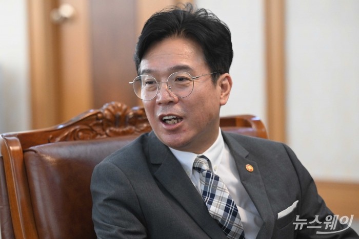 김영훈 신임 고용노동부 장관이 24일 오전 서울 마포구 한국경영자총협회를 방문해 손경식 한국경영자총협회장과 면담을 하고 있다. 사진=강민석 기자 kms@newsway.co.kr