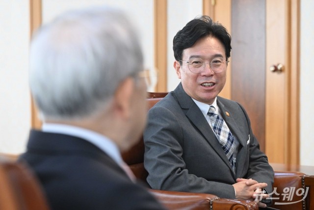 손경식 경총 회장 만난 김영훈 노동부 장관 "친기업도 친노동이 되게 바꿔야"