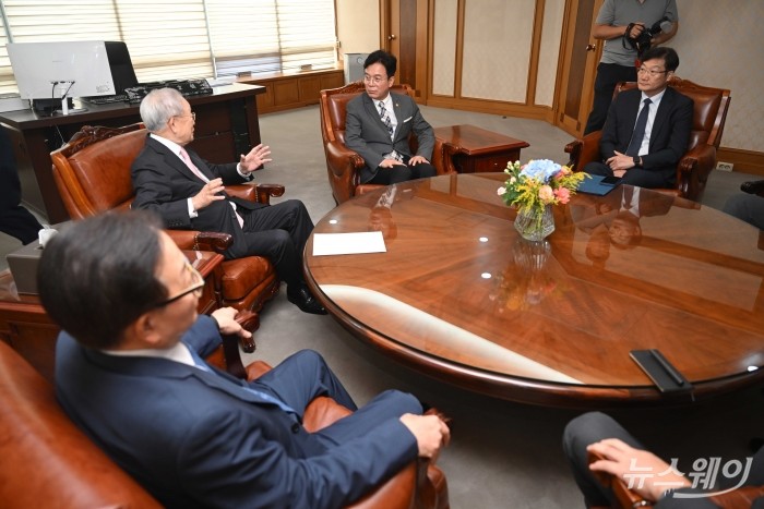 (오른쪽 두 번째)김영훈 신임 고용노동부 장관이 24일 오전 서울 마포구 한국경영자총협회를 방문해 손경식 한국경영자총협회장과 면담을 하고 있다. 사진=강민석 기자 kms@newsway.co.kr