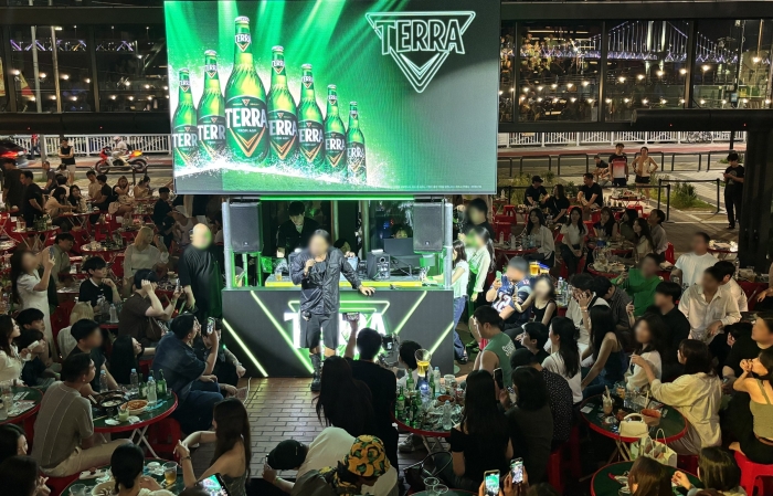 하이트진로는 '마켓나이트 야시장 밀락더마켓'에서 지난 1일부터 매일 저녁 DJ 파티가 열려 MZ세대와의 소통을 강화하고 있다. 사진=하이트진로 제공