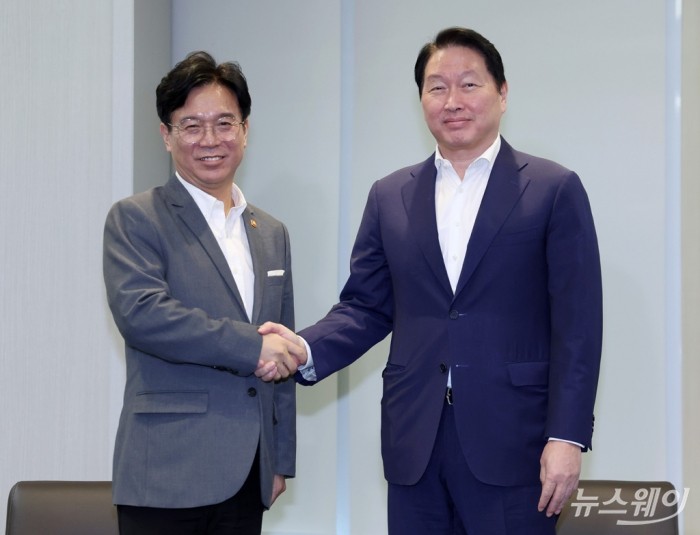김영훈(왼쪽) 고용노동부 장관과 최태원 대한상공회의소 회장이 24일 서울 중구 대한상의에서 만나 악수하고 있다. 2025.07.24. 사진=이수길 기자 Leo2004@newsway.co.kr