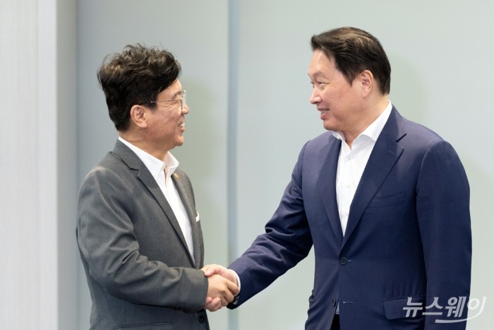 김영훈 고용노동부 장관이 24일 오후 서울 중구 대한상공회의소에서 최태원 대한상공회의소 회장과 악수하고 있다. 사진=이수길 기자 Leo2004@newsway.co.kr